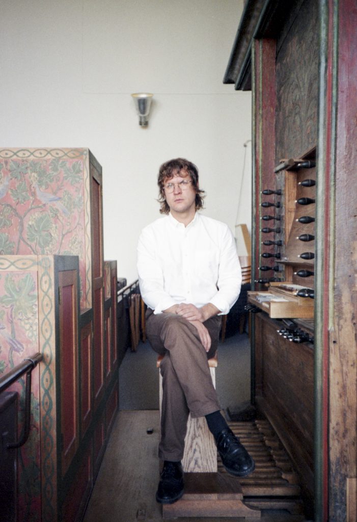 Erik Klinga sitter bredvid Genarpsorgeln.