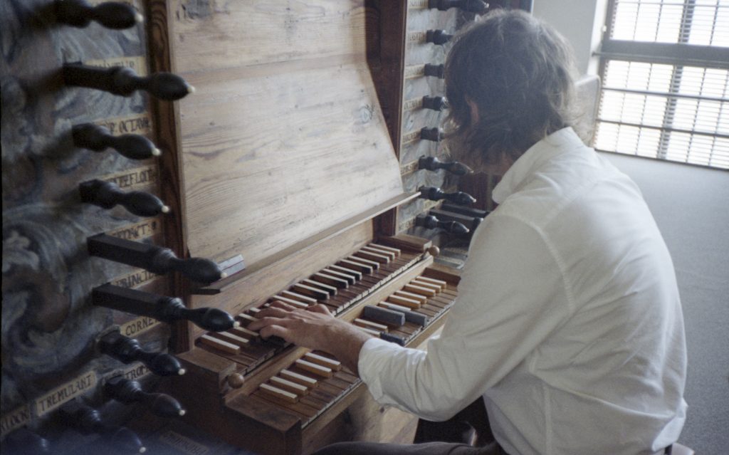 Erik Klinga spelar på Genarpsorgeln.