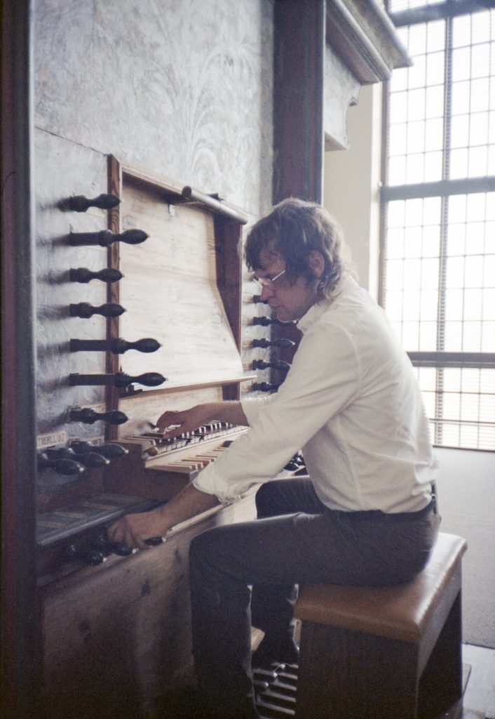 Erik Klinga rattar på Genarpsorgeln.