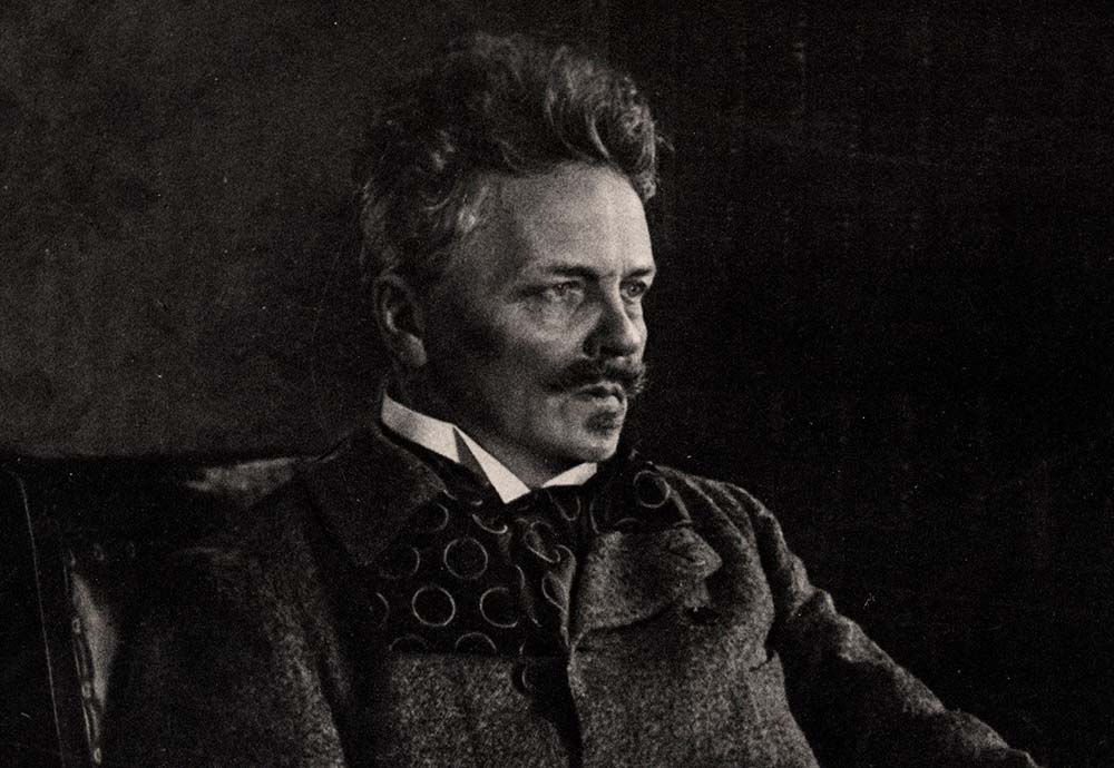En svartvit bild på August Strindberg som tittar bort från kameran.