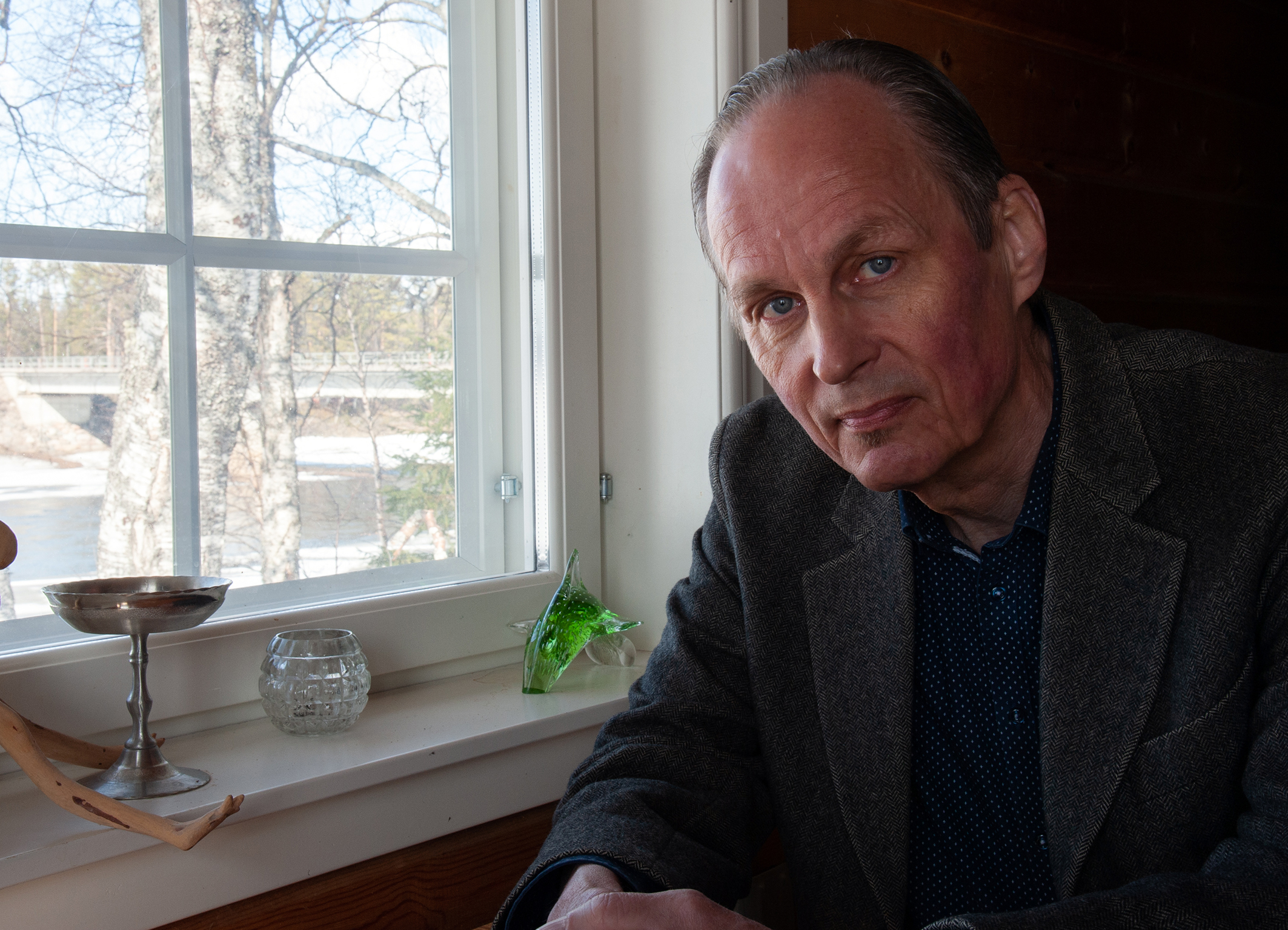 Mikael Niemi: sitter vid ett fönster